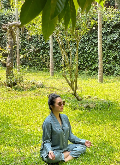 Thanh Thanh Hiền thiền trong không gian xanh.