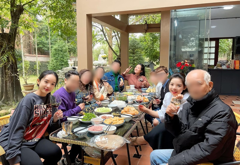 Thanh Thanh Hiền chia sẻ hình ảnh cả gia đình quây quần ở nhà vườn.