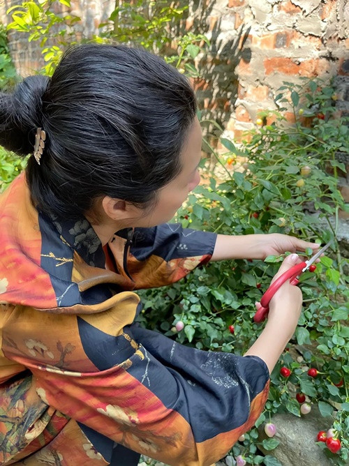 Bà mẹ hai con vui thú điền viên trong không gian sống rộng rãi.