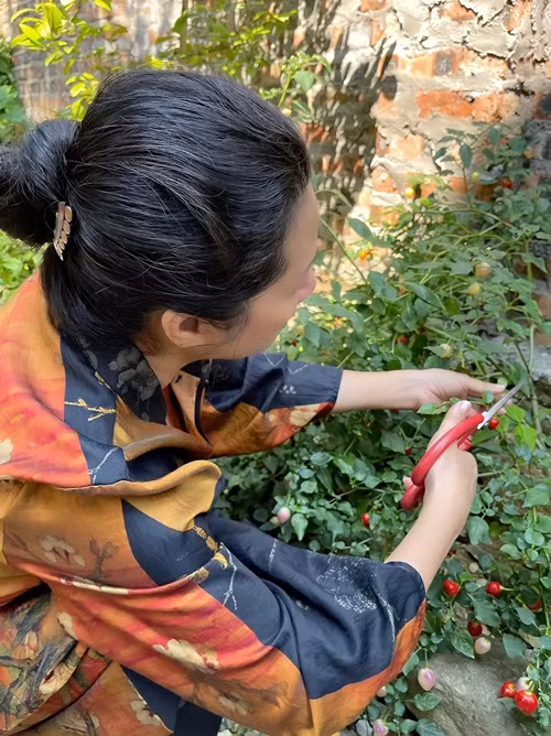 Bà mẹ hai con vui thú điền viên trong không gian sống rộng rãi.