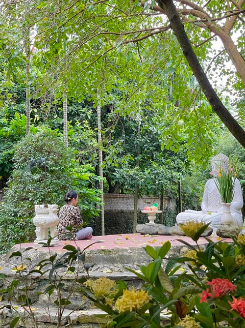 Nữ nghệ sĩ bố trí nơi thờ Phật trang nghiêm giữa nhà vườn.