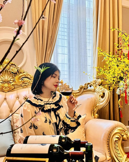 “Phú bà miền Tây” thưởng thức rượu vang trong phòng khách dịp Tết Nguyên đán.