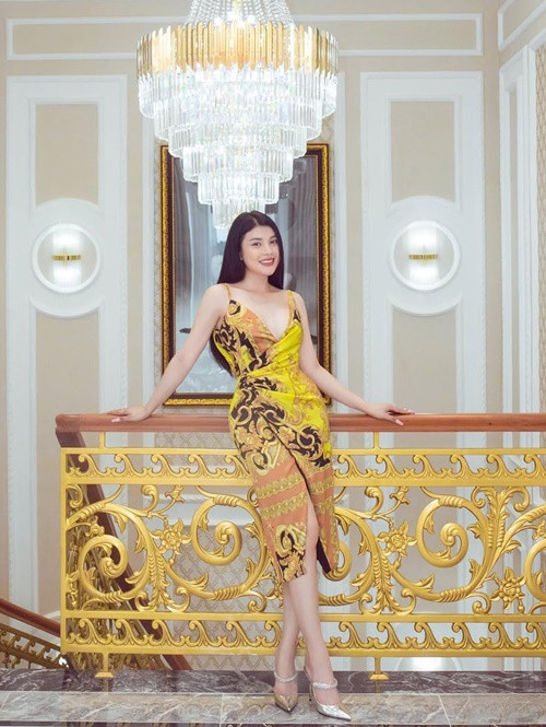 Nơi ở của "phú bà miền Tây" to như cung điện.