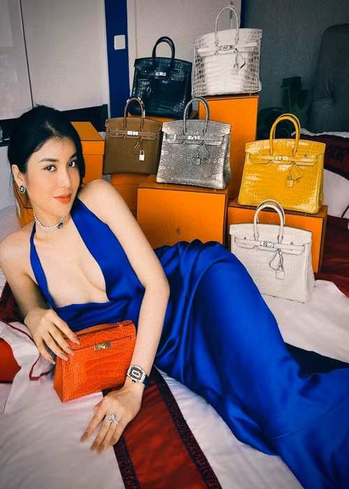 Nữ diễn viên khoe căn phòng ngủ ngập tràn đồ hiệu.