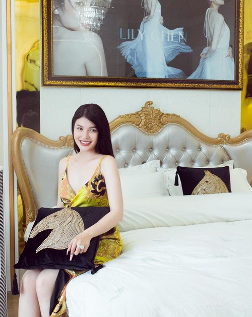 Phòng ngủ của Lily Chen mang tông màu vàng, trắng.