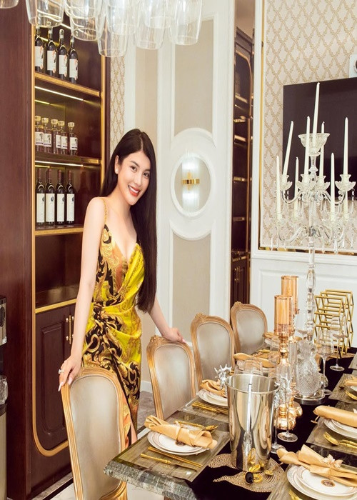 Biệt thự của Lily Chen có nội thất tiện nghi, xa hoa.