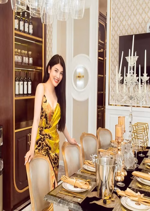 Biệt thự của Lily Chen có nội thất tiện nghi, xa hoa.