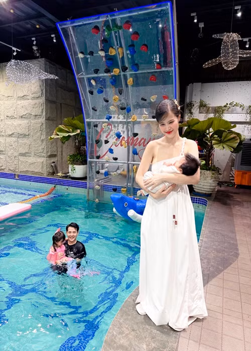 Vợ chồng Đông Nhi nhận nhà mới trước khi con thứ hai chào đời. Ảnh: FB Đông Nhi.