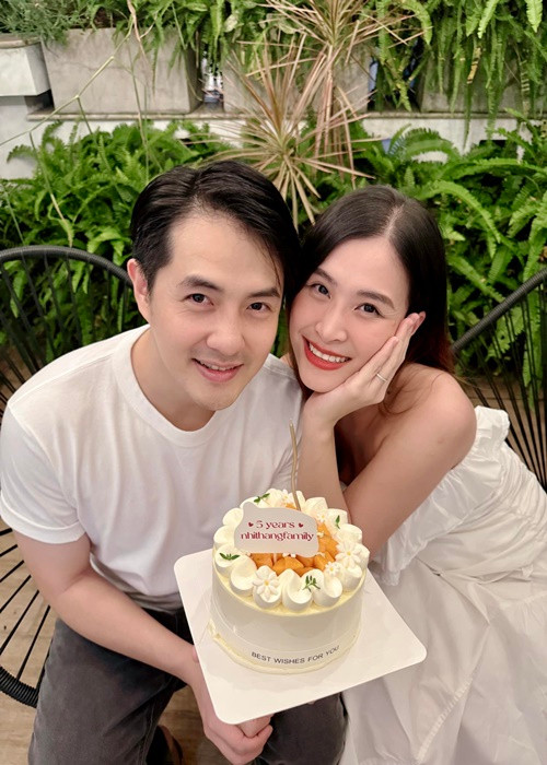 Ông Cao Thắng và Đông Nhi kỷ niệm 5 năm ngày cưới vào đầu tháng 11/2024. "Tròn 5 năm được gọi nhau là vợ chồng, được thấu hiểu, được thông cảm và sẻ chia. Yêu vợ", Ông Cao Thắng nhắn nhủ Đông Nhi. Ảnh: FB Đông Nhi.