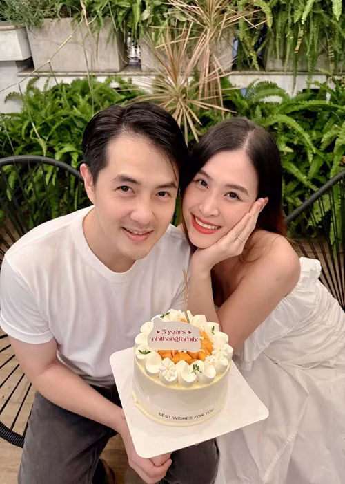 Ông Cao Thắng và Đông Nhi kỷ niệm 5 năm ngày cưới vào đầu tháng 11/2024. "Tròn 5 năm được gọi nhau là vợ chồng, được thấu hiểu, được thông cảm và sẻ chia. Yêu vợ", Ông Cao Thắng nhắn nhủ Đông Nhi. Ảnh: FB Đông Nhi.