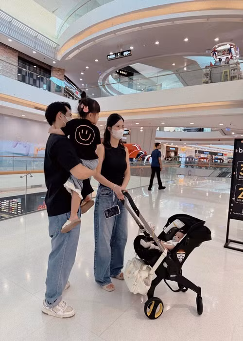 Trong khi đó, Đông Nhi chăm sóc cô con gái thứ hai Hannie. Ảnh: FB Ông Cao Thắng.