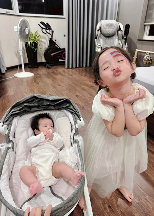 Đông Nhi thường xuyên cập nhật hình ảnh các con. Ảnh: FB Winnie Ông.