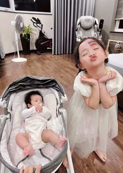 Đông Nhi thường xuyên cập nhật hình ảnh các con. Ảnh: FB Winnie Ông.