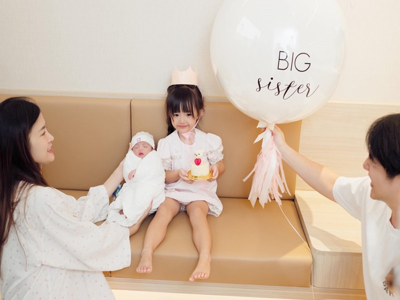 Đông Nhi sinh con gái đầu lòng năm 2020 và con gái thứ hai vào tháng 8/2024. Ảnh: FB Winnie Ông.