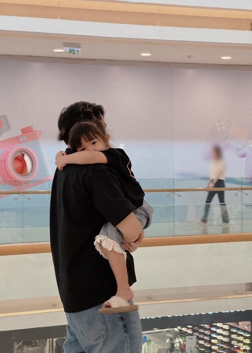 Nam ca sĩ bồng bế con gái đầu lòng Winnie. Ảnh: FB Ông Cao Thắng.
