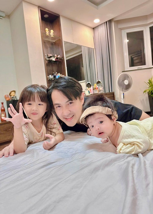 Hai con gái của Đông Nhi và Ông Cao Thắng đều xinh xắn, đáng yêu. Ảnh: FB Winnie Ông.