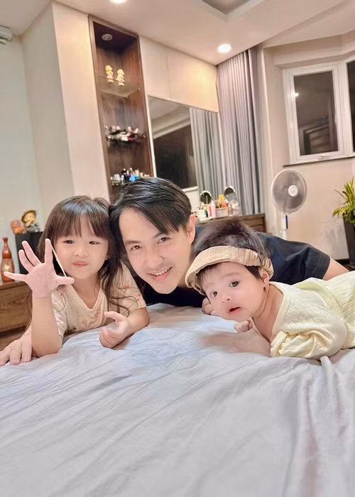 Hai con gái của Đông Nhi và Ông Cao Thắng đều xinh xắn, đáng yêu. Ảnh: FB Winnie Ông.