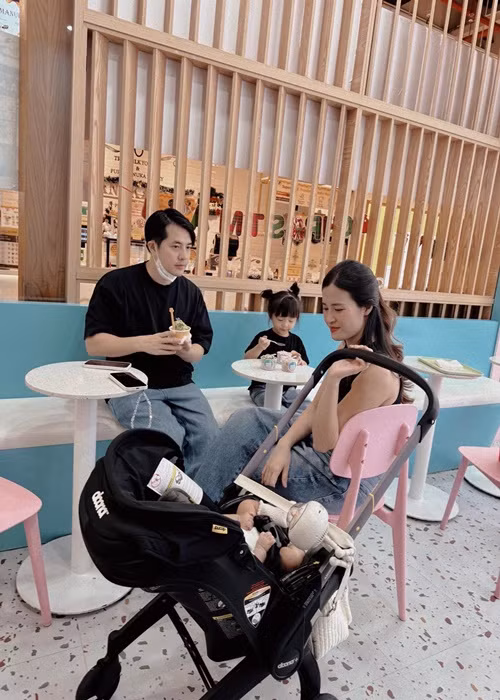 Kết hôn được 5 năm, có hai con gái chung, Ông Cao Thắng và Đông Nhi vẫn mặn nồng. Ảnh: FB Ông Cao Thắng.