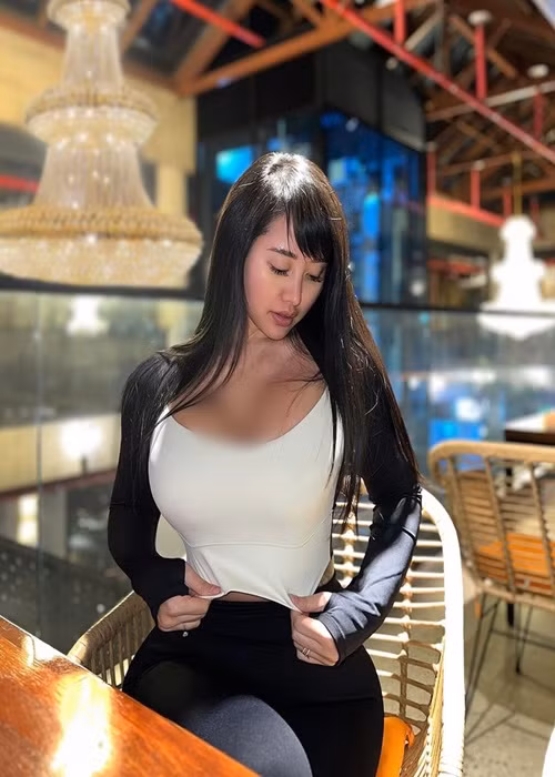 Cô nàng chuộng váy áo bó sát, cắt khoét táo bạo để khoe đường cong hình thể.