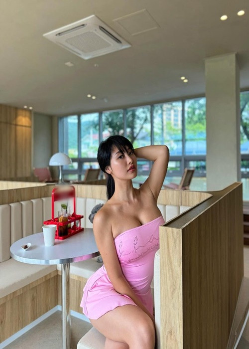Diện váy ngắn cúp ngực, hot girl người Hàn Quốc khiến người đối diện khó rời mắt.