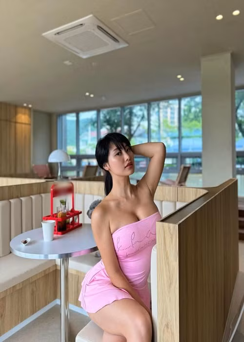Diện váy ngắn cúp ngực, hot girl người Hàn Quốc khiến người đối diện khó rời mắt.