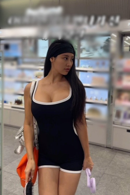 Rossy chẳng ngại ngần mặc đồ tập bó sát ngắn cũn cỡn khi đi mua sắm.