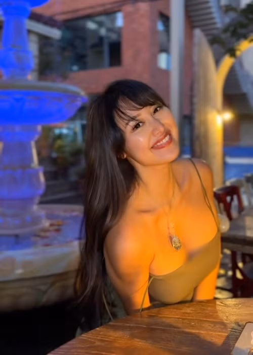  Hot girl người Hàn Quốc Rossy sở hữu vóc dáng đồng hồ cát cùng gu thời trang gợi cảm.