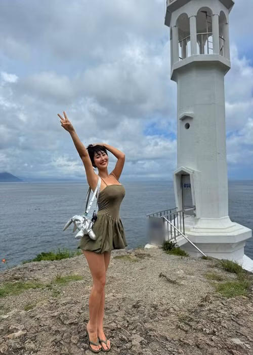 Hot girl siêu vòng một mặc táo bạo mọi lúc mọi nơi.