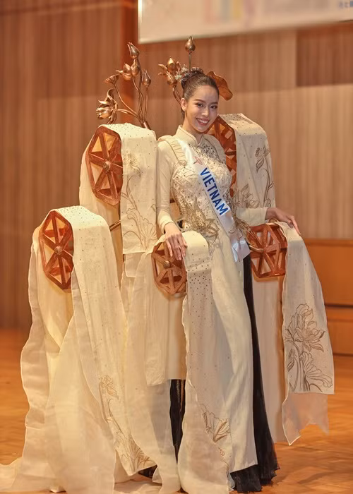 Mới đây, Thanh Thủy trình diễn thiết kế Lụa Nàng Sen ở phần thi trang phục dân tộc. Ảnh: Fanpage Miss International.