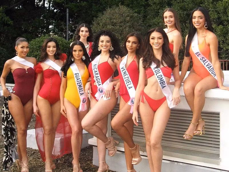 Các thí sinh Miss International 2024 thả dáng với áo tắm trong buổi chụp ảnh. Ảnh: Tiền Phong.