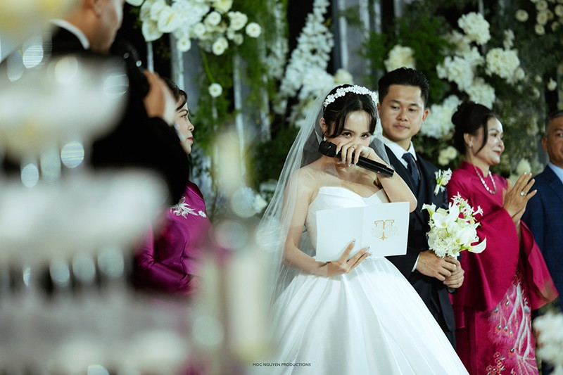 Nữ ca sĩ xúc động trên lễ đường. Ảnh: Arttimes.