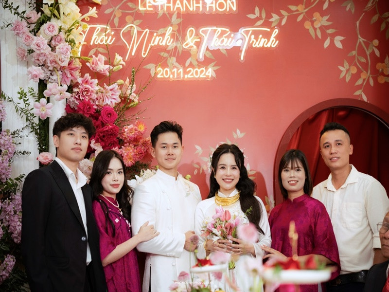 Nữ ca sĩ đeo vàng trĩu cổ trong ngày lên xe hoa. Ảnh: Vietnamnet.