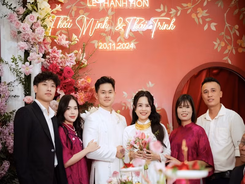 Nữ ca sĩ đeo vàng trĩu cổ trong ngày lên xe hoa. Ảnh: Vietnamnet.