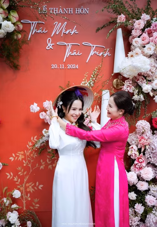 Thái Trinh được mẹ chồng tặng nón lá. Ảnh: Vietnamnet.