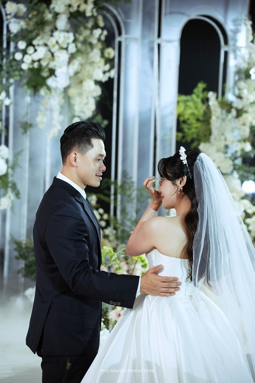 Doanh nhân Thái Minh ân cần động viên Thái Trinh sau khi cô bật khóc. Ảnh: Phụ Nữ Pháp Luật.