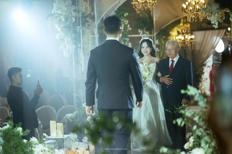 "Chị đẹp" Thái Trinh được bố dẫn vào lễ đường. Ảnh: VOV.