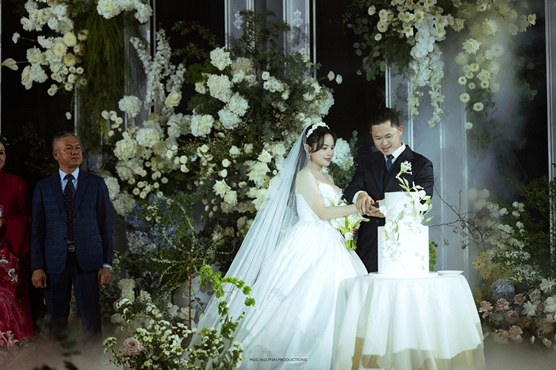 Vợ chồng Thái Trinh cắt bánh cưới. Ảnh: Arttimes.