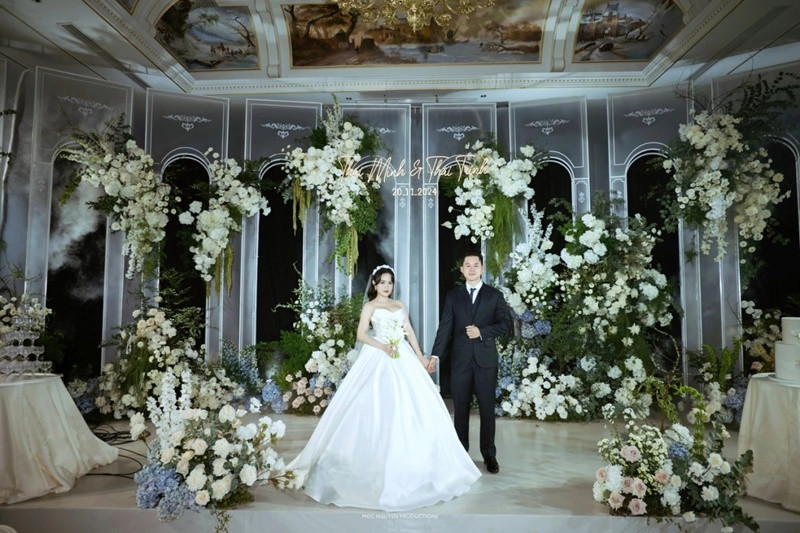 Không gian đám cưới ngập tràn hoa tươi, trông giống một khu vườn tình yêu. Ảnh: VOV.