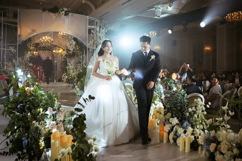 Trong không gian đẹp lung linh, nữ ca sĩ sánh đôi bên chồng kém 6 tuổi. Ảnh: VOV.