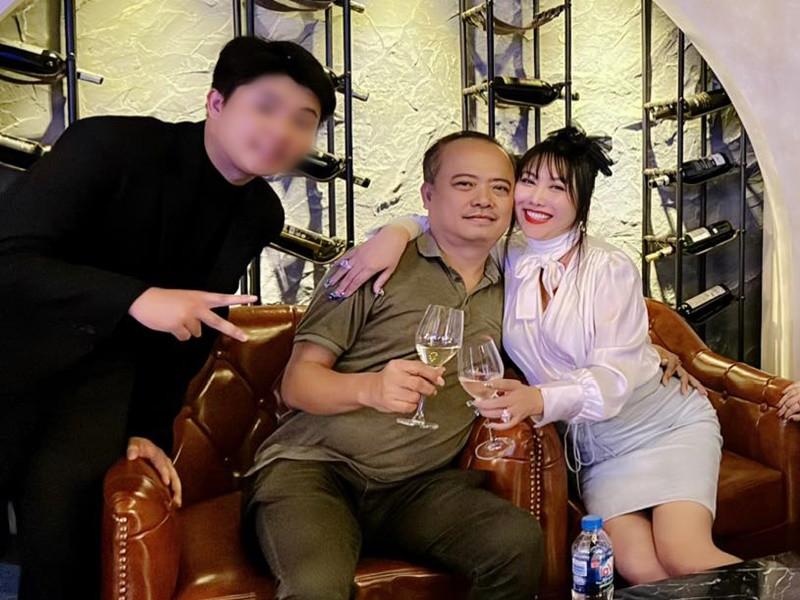 “Nữ hoàng dao kéo” Phi Thanh Vân và bạn trai mới dính như sam “Nu hoang dao keo” Phi Thanh Van va ban trai moi dinh nhu sam