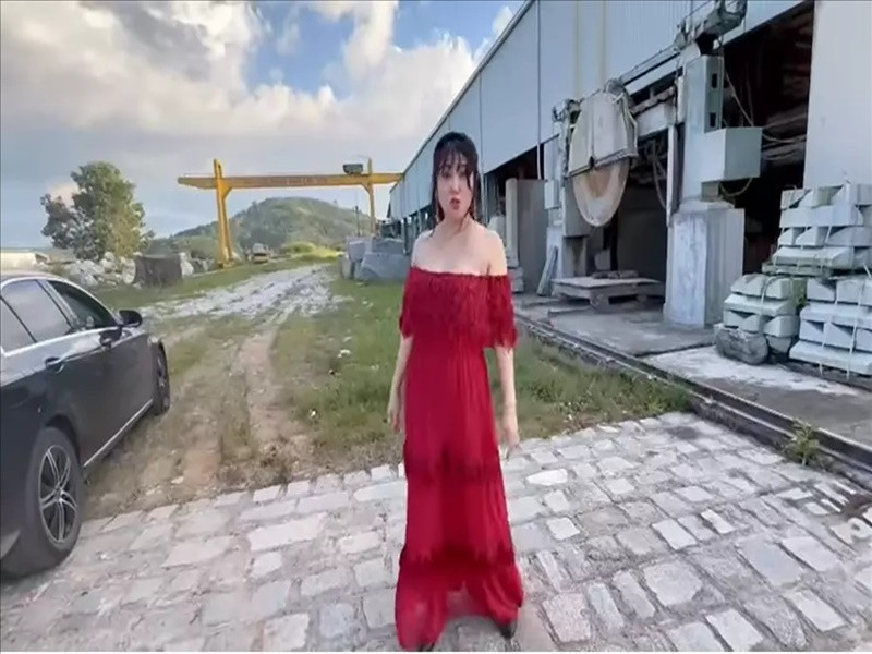 Mới đây, Phi Thanh Vân khoe bạn trai sở hữu một nhà máy đá rộng hơn 3 hecta. "Khuôn viên trước nhà máy rất lớn, sau này sẽ xây thêm một tòa nhà. View ở đây siêu đẹp, nhìn ra một ngọn đồi. Tôi rất thích ở đây", cô nói. Ảnh: Người Đưa Tin.