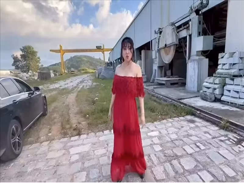 Mới đây, Phi Thanh Vân khoe bạn trai sở hữu một nhà máy đá rộng hơn 3 hecta. "Khuôn viên trước nhà máy rất lớn, sau này sẽ xây thêm một tòa nhà. View ở đây siêu đẹp, nhìn ra một ngọn đồi. Tôi rất thích ở đây", cô nói. Ảnh: Người Đưa Tin.