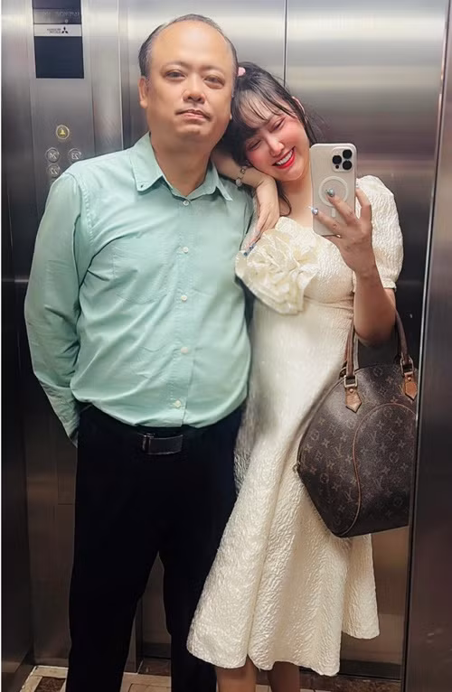 "Cảm ơn ông xã tình yêu của em, mình đã luôn tháp tùng em đi tất cả mọi nơi. Và luôn bên em trên tất cả công việc", nữ diễn viên nhắn nhủ nửa kia. Ảnh: FB Phi Thanh Vân.