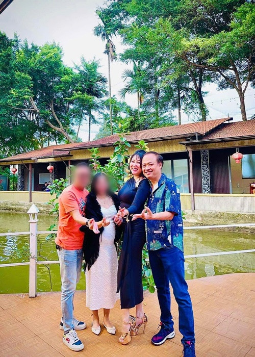 Nữ diễn viên và bạn trai mới tình tứ khi hội ngộ bạn bè. Ảnh: Đời Sống Pháp Luật.