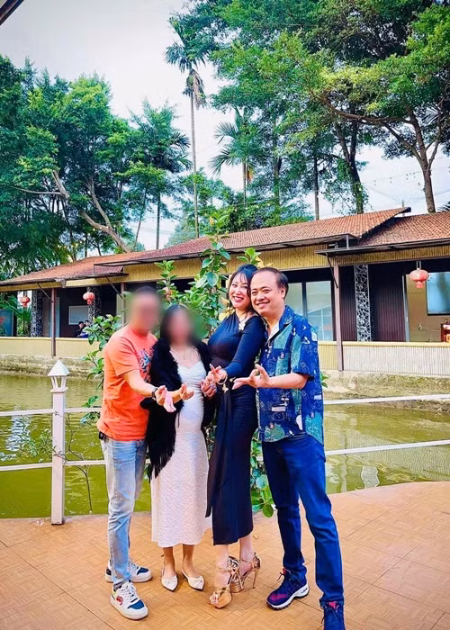 Nữ diễn viên và bạn trai mới tình tứ khi hội ngộ bạn bè. Ảnh: Đời Sống Pháp Luật.