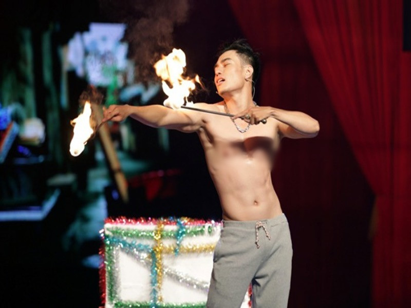 Sau khi ra trường, anh ít có cơ hội đóng phim, diễn kịch vì ngoại hình kém sắc. “Với việc diễn hài cần phải có tính huống, từ từ mới cười được. Nhưng chưa kịp tới đoạn cười là đã bị đuổi xuống. Thời gian học diễn viên xong, không có việc, phải đi múa lửa thật sự là giai đoạn khó khăn nhất trong đời tôi”, Lê Dương Bảo Lâm chia sẻ trên Giao Thông. Ảnh: Petrotimes.