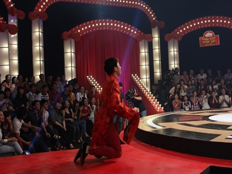 Hình ảnh Trấn Thành quỳ lạy Lê Dương Bảo Lâm cùng bạn diễn trên sân khấu Thách thức danh hài. Ảnh: Người Đưa Tin.