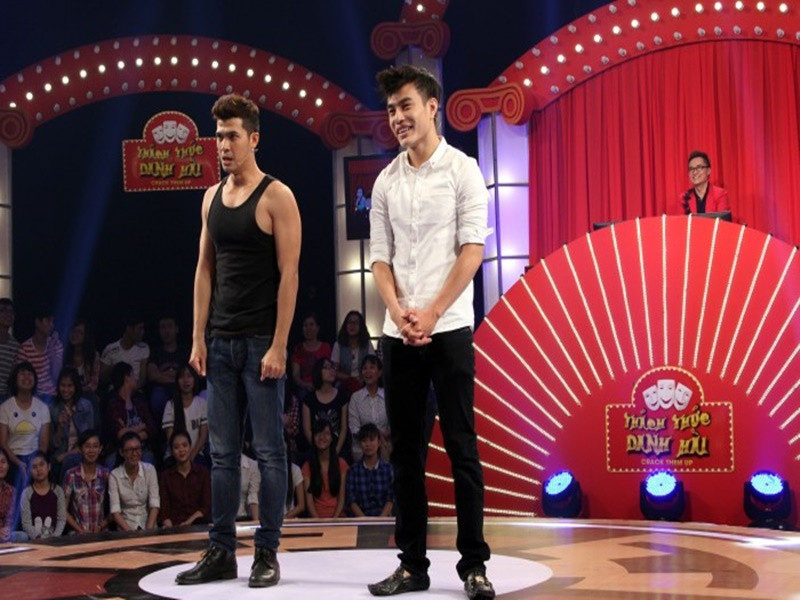 Cũng trong năm 2015, khi tham gia Thách thức danh hài, Lê Dương Bảo Lâm và bạn diễn Bửu Đa đã khiến Trấn Thành phải quỳ lạy vì khả năng nhập vai. Ảnh: Petrotimes.