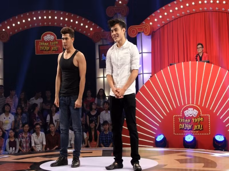 Cũng trong năm 2015, khi tham gia Thách thức danh hài, Lê Dương Bảo Lâm và bạn diễn Bửu Đa đã khiến Trấn Thành phải quỳ lạy vì khả năng nhập vai. Ảnh: Petrotimes.