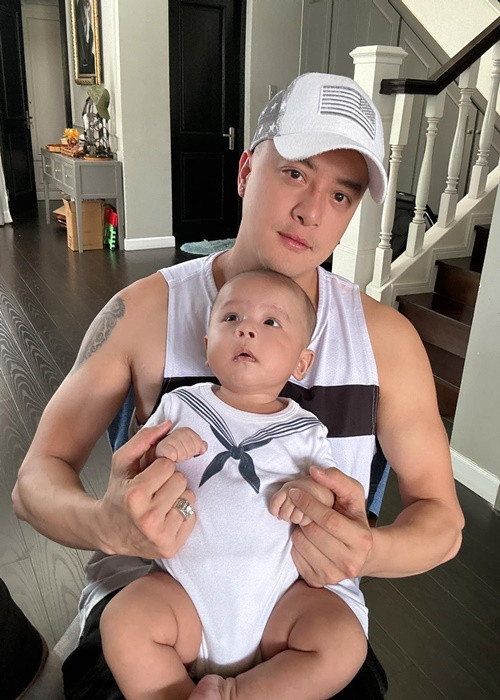 Cao Thái Sơn giữ kín ảnh vợ nhưng thoải mái đăng tải hình ảnh bên con.